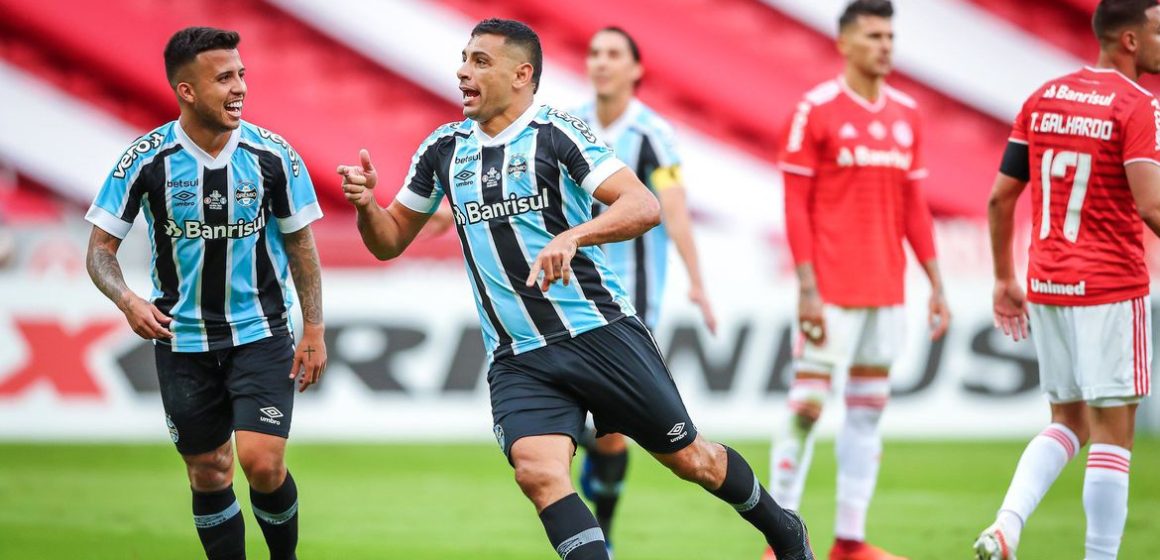 Grêmio vira sobre Internacional e fica a um empate do tetra gaúcho