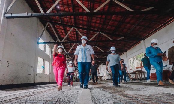 Helder e Ursula visitam obras do Museu do Marajó