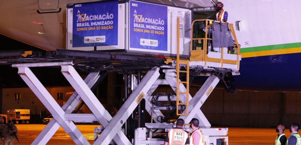 Falta de vacinas trava aplicação da segunda dose pelo país