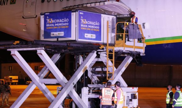 Falta de vacinas trava aplicação da segunda dose pelo país