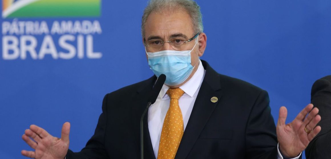 Vacina é esperança para pôr fim à pandemia, diz Queiroga