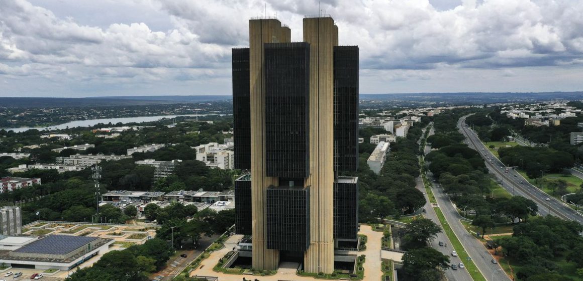 Projeção do mercado financeiro para alta do PIB sobe para 3,52%