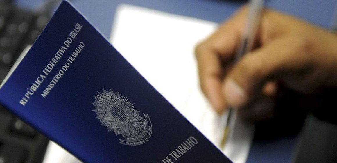 Caged: Brasil cria 120,9 mil empregos com carteira assinada em abril