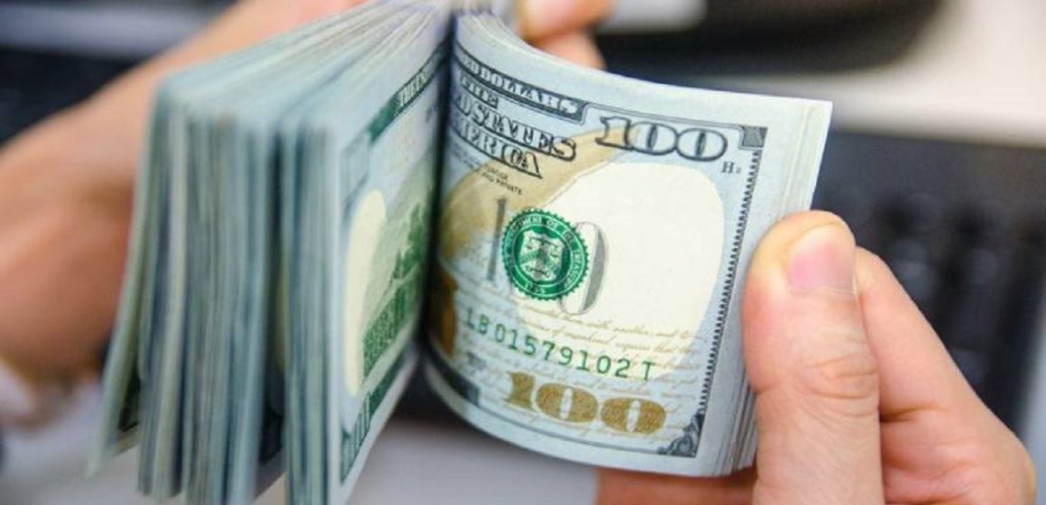 Dólar cai após duas semanas de alta e reduz ganho em 2021 para 0,45%