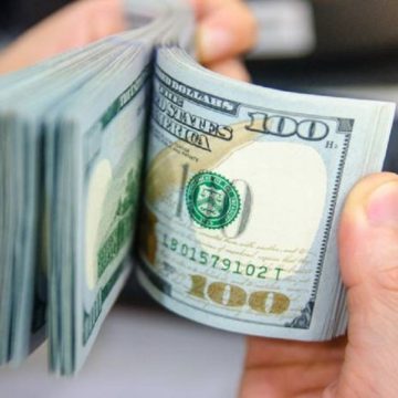 Dólar cai após duas semanas de alta e reduz ganho em 2021 para 0,45%