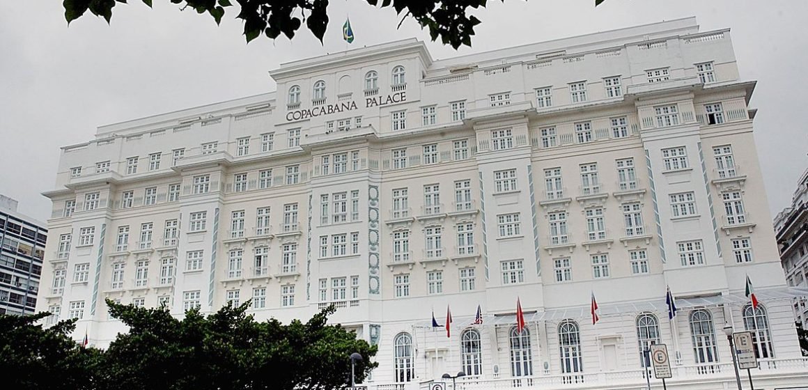 Copacabana Palace é multado em R$ 15 mil por festa com aglomeração