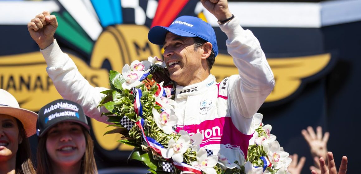 Brasil de novo: Helio Castroneves vence 500 milhas de Indianápolis pela quarta vez