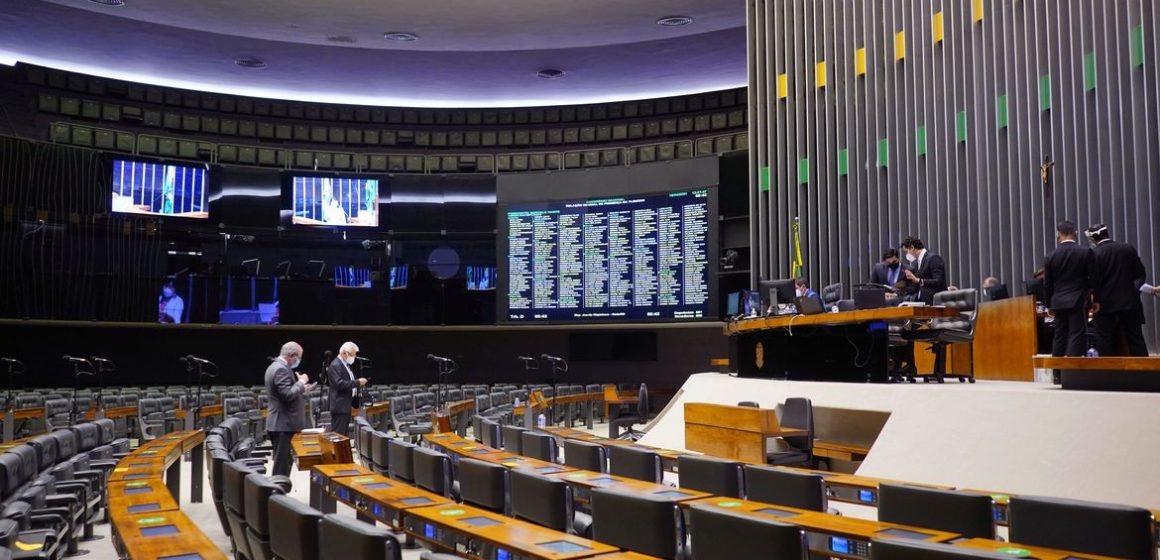 Câmara aprova texto-base de projeto que revoga Lei de Segurança Nacional