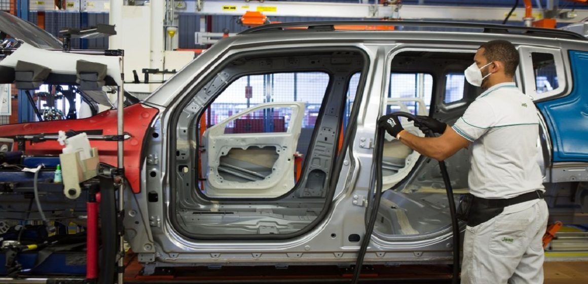 Produção industrial cai 2,4% em março e setor fecha 1º trimestre com retração