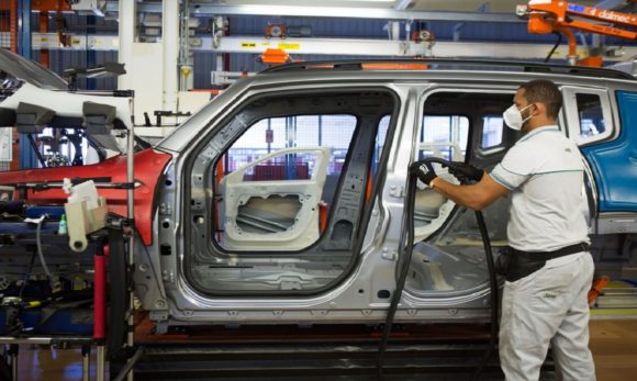 Produção industrial cai 2,4% em março e setor fecha 1º trimestre com retração