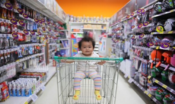jomjakkapat-parrueng-qaumoljwb48-unsplash Pesquisa mostra que mães deixam de comprar o necessário para priorizar pedidos dos filhos