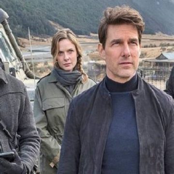 Tom Cruise pilota moto em fotos de bastidores de Missão: Impossível 7