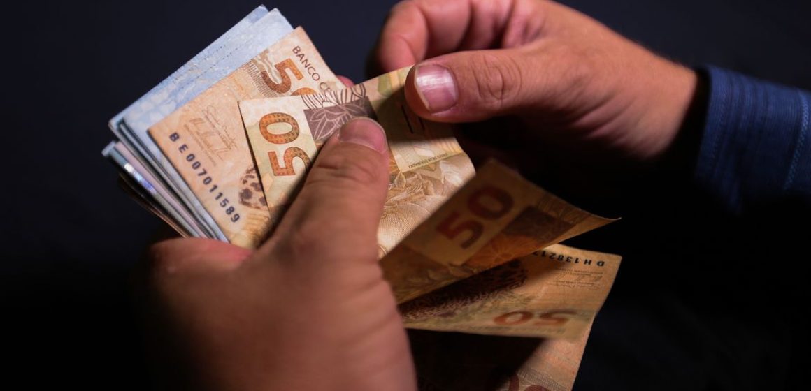Intenção de consumo das famílias recua em maio, diz CNC