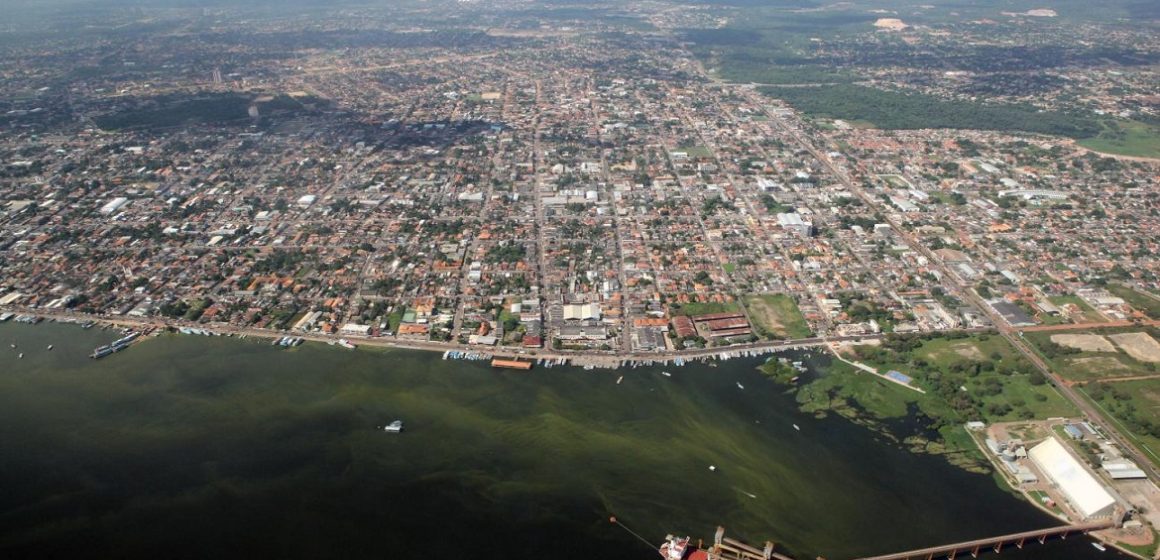 Ruas do centro de Santarém são inundadas com cheia do rio Tapajós