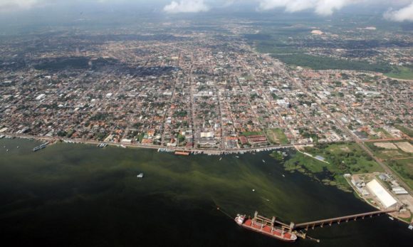 Ruas do centro de Santarém são inundadas com cheia do rio Tapajós