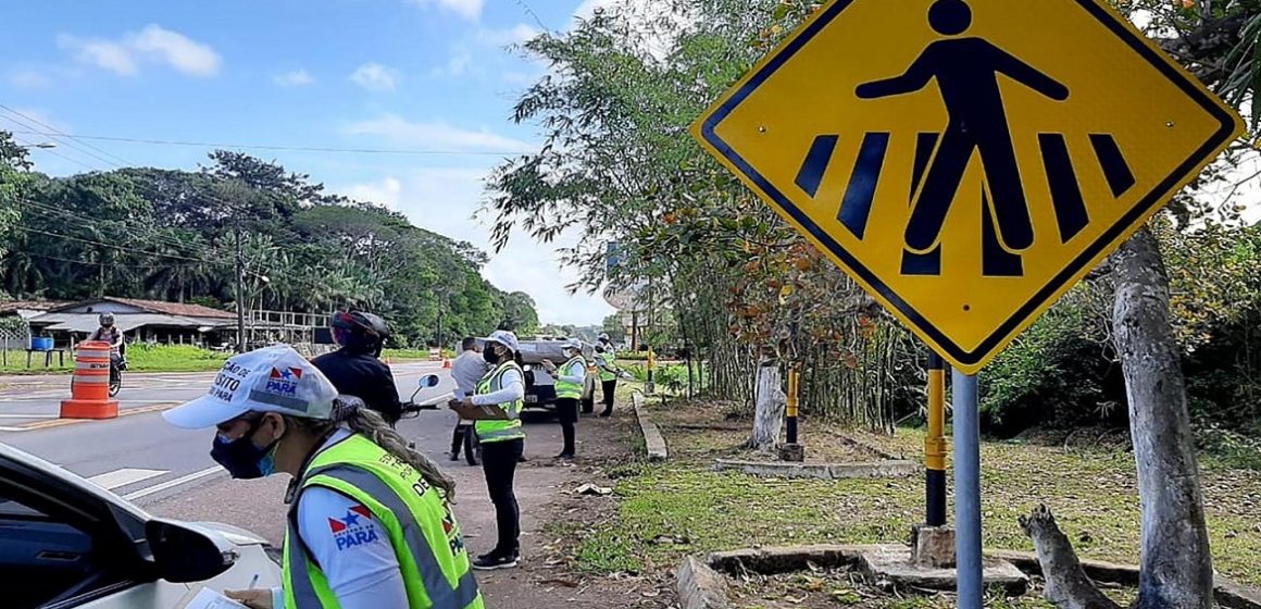 Blitz educativa orienta sobre controladores de velocidade na estrada de Mosqueiro
