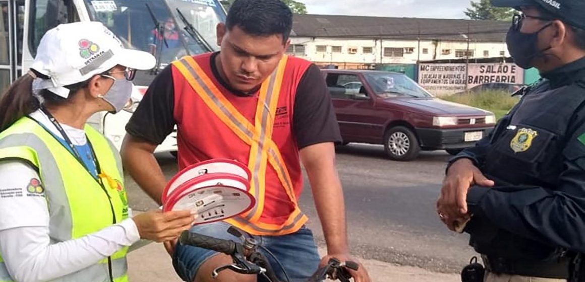 Detran e PRF orientam ciclistas sobre riscos de acidentes de trânsito