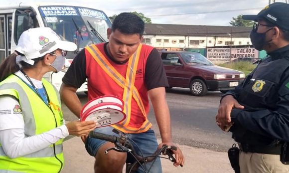 Detran e PRF orientam ciclistas sobre riscos de acidentes de trânsito