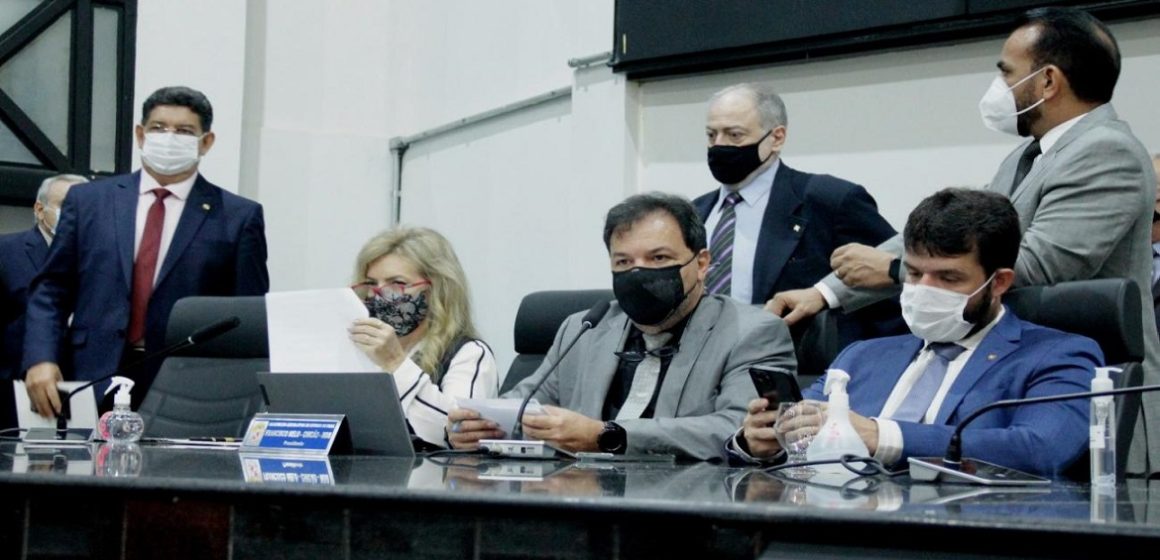 Chicão conduz sessão que debate liberdade de imprensa, infraestrutura e política para mulheres
