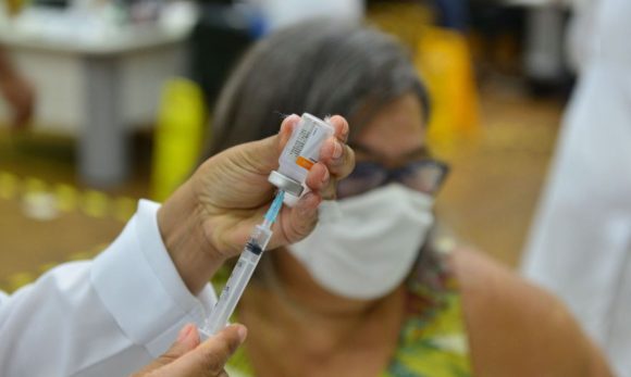 Farmacêuticos poderão participar da campanha contra a covid-19