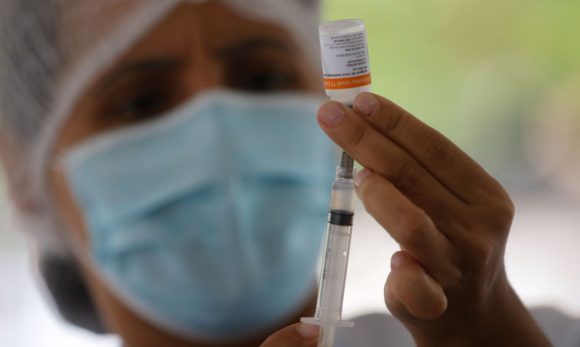 Covid-19: Saúde vai antecipar vacinação de profissionais da educação