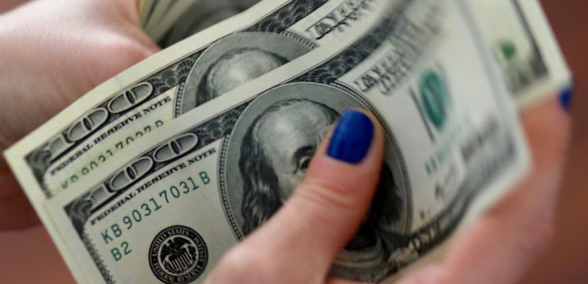 Bolsa tem leve queda, e dólar segue abaixo de R$ 5
