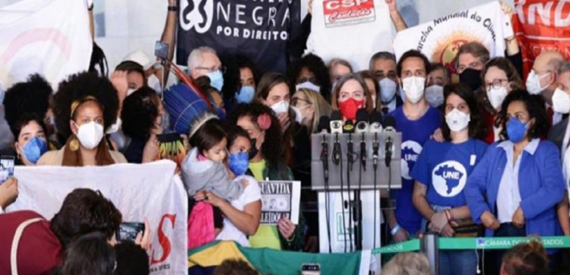 Partidos, entidades e políticos protocolam ‘superpedido’ de impeachment de Bolsonaro
