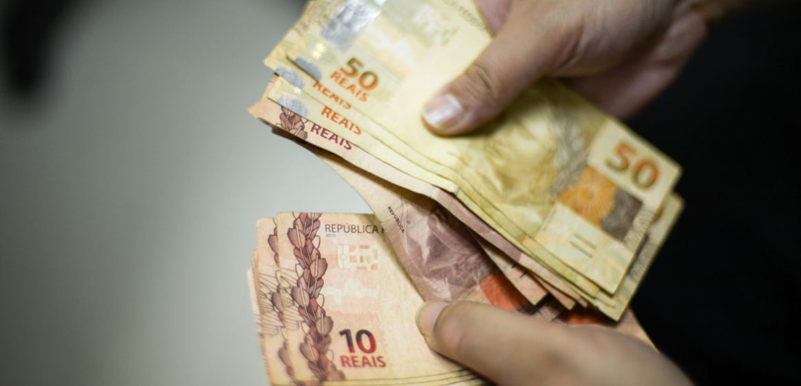 Auxílio emergencial de R$ 375 é única renda de 13 milhões de mulheres