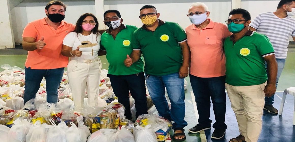 197795094_4220064101390954_6586554995754906468_n Nilma Lima entrega cestas básicas doadas pela Hydro para pessoas de Moju
