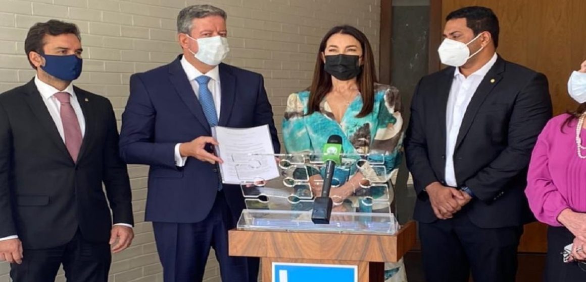 Celso Sabino acompanha entrega do texto do grupo de trabalho para o novo código eleitoral brasileiro