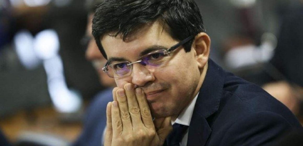 Randolfe Rodrigues revela que governo brasileiro ignorou mais de 50 e-mails da Pfizer