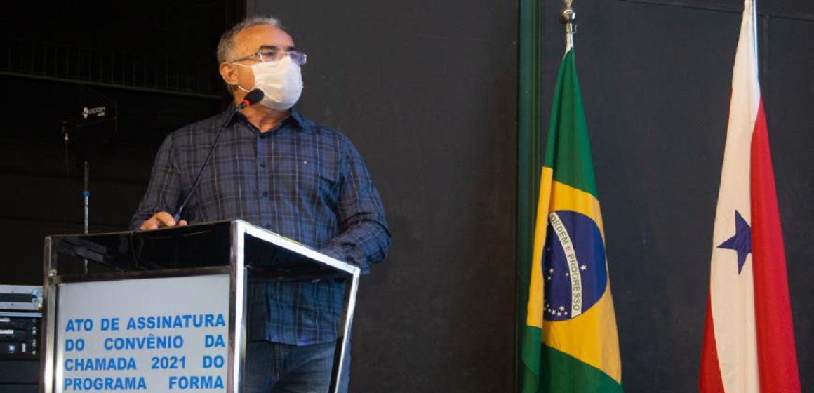 Edmilson Rodrigues participa de assinatura de programa de formação superior