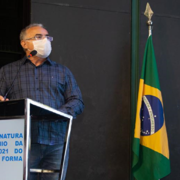 Edmilson Rodrigues participa de assinatura de programa de formação superior