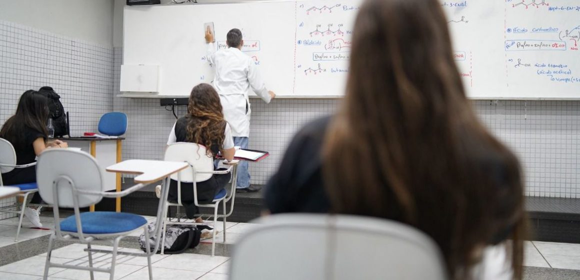 Quatro em dez alunos pensaram em parar os estudos devido à pandemia