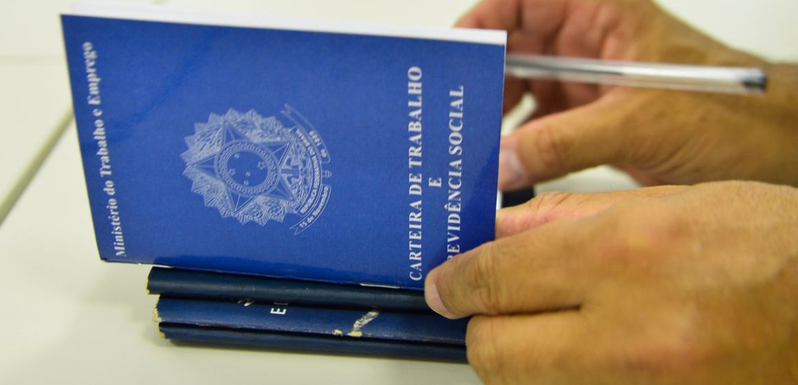 Em 2019, número de ocupados cresceu 1,7% e salário médio caiu 3,5%