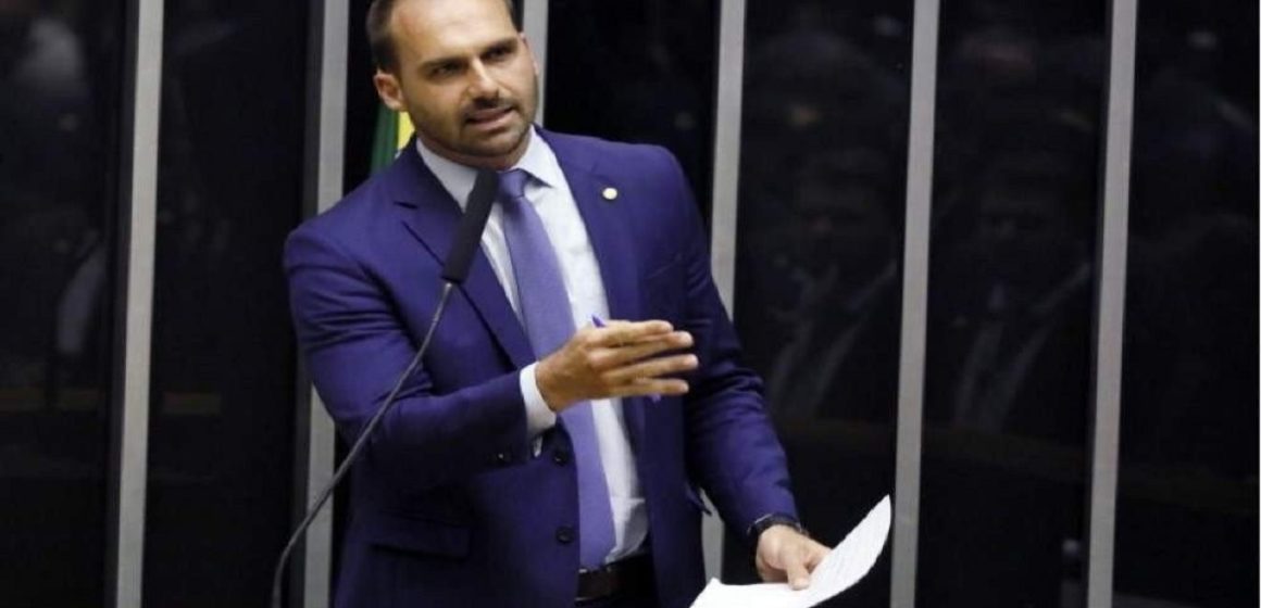 Eduardo Bolsonaro e Carla Zambelli fazem vaquinha para pagar multa