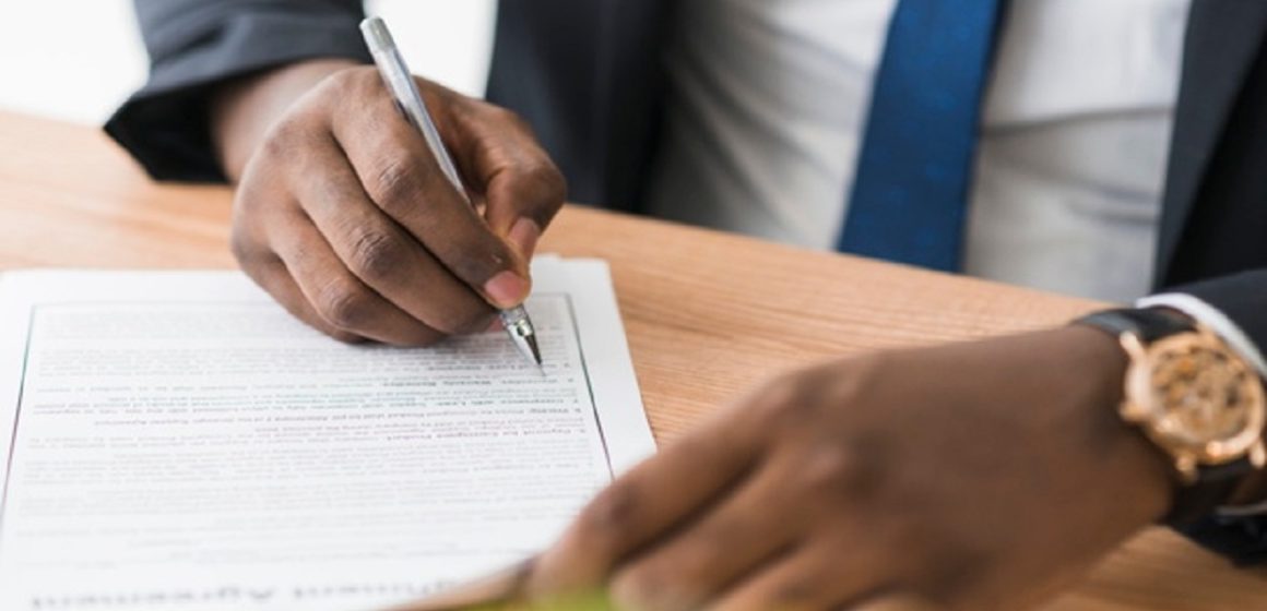 coloque-empresarios-etnicos-assinando-documentos_23-2147768593 Contratos firmados por escritório e município são mantidos por desembargador