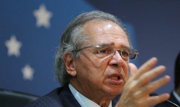 ‘Possivelmente vamos estender o auxílio emergencial por mais 2, 3 meses’, afirma Guedes