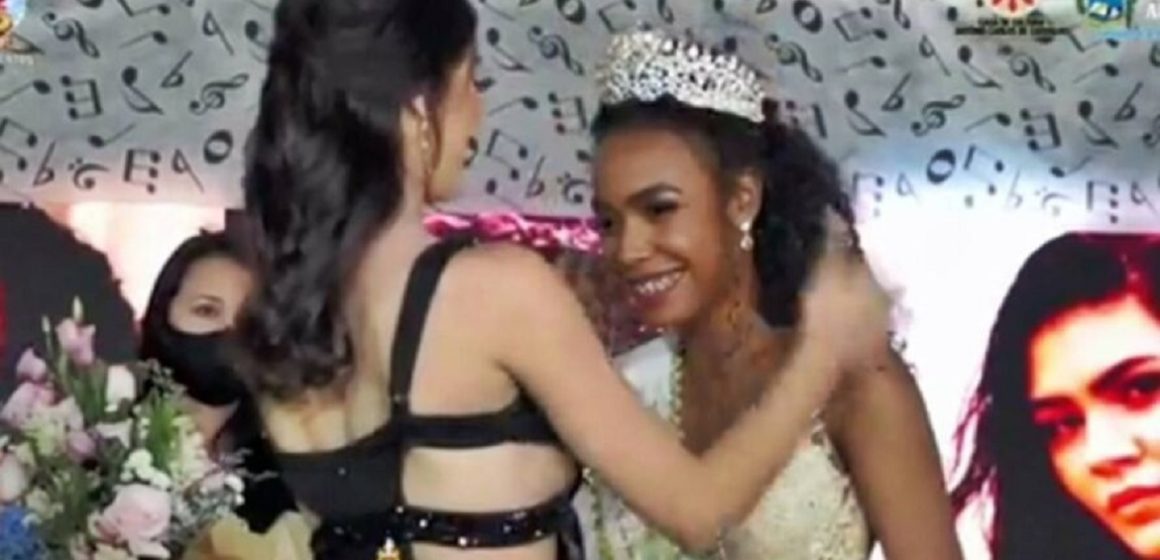 Jovem negra é vítima de racismo após vencer concurso
