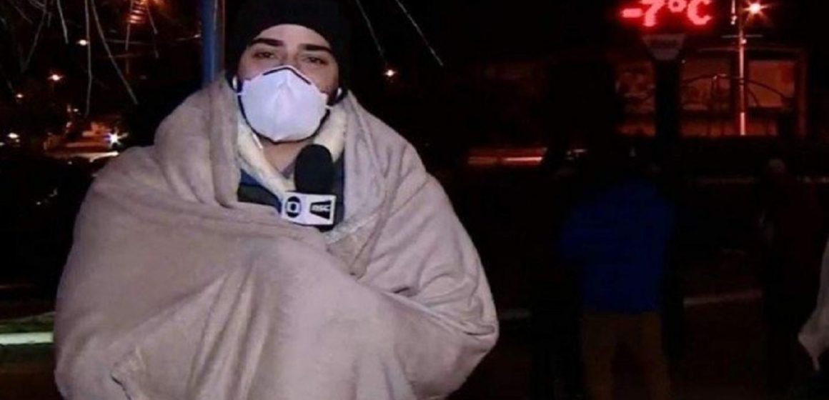 Com -7ºC, repórter usa cobertor ao vivo durante apresentação do jornal em SC