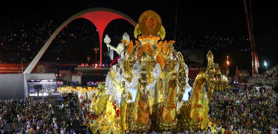 2020-02-24t031556z_871319291_rc2r6f9jfw7z_rtrmadp_3_brazil-carnival-sambadrome Paes diz que Rio poderá ter carnaval em 2022 com vacinação completa