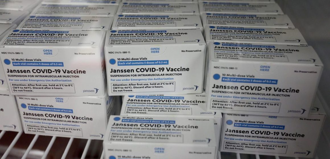 Anvisa pede alteração na bula de vacinas Janssen e AstraZeneca