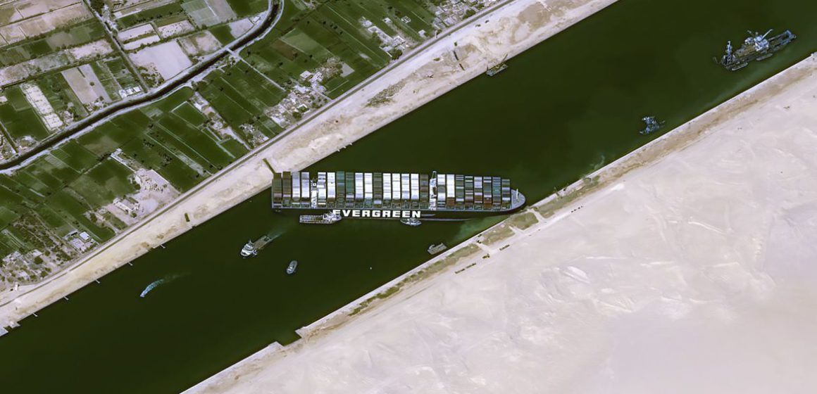 Partes chegam a acordo para liberar navio que bloqueou Canal de Suez