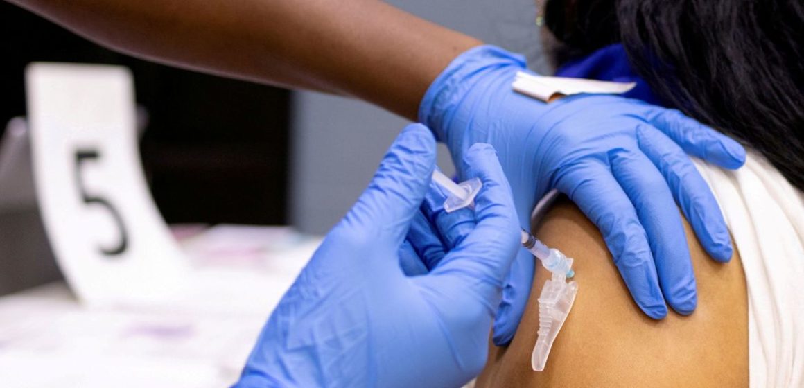 EUA aplicam quase 330 milhões de doses de vacinas contra a covid-19
