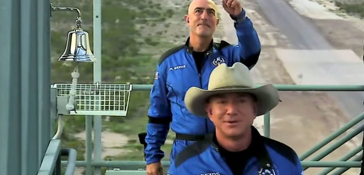 Jeff Bezos, homem mais rico do mundo, decola em viagem espacial