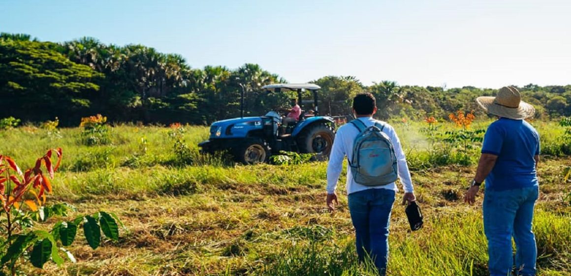 Prefeitura de Barcarena leva tratores para cultivar lavoura em Trambioca