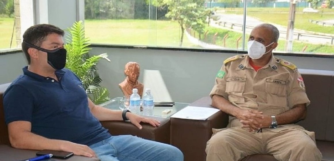 Miro Sanova visita gabinete de comando do Corpo de Bombeiros do Pará