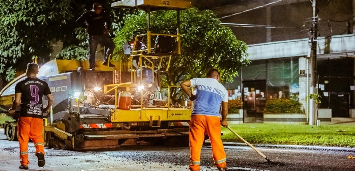 Prefeitura de Barcarena faz recapeamento asfáltico em período noturno na Vila dos Cabanos