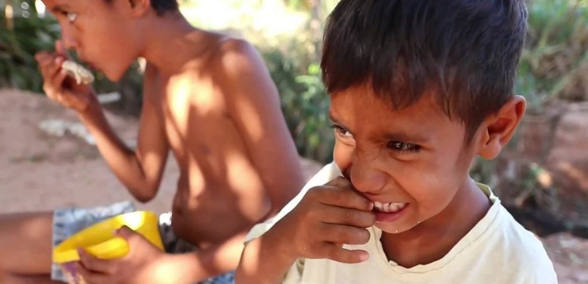 Retrato da fome: caldo com ossos alimenta família por três dias em Cuiabá