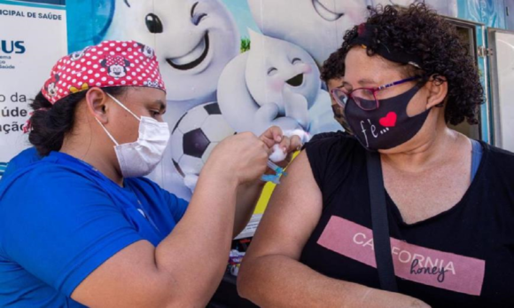 Mais de mil pessoas foram imunizadas em vacinaço contra gripe na Praça da República no domingo